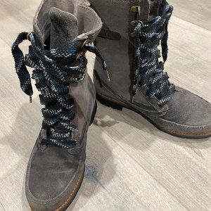 Patagonia Womens black leather waterproof boots Vibram soles